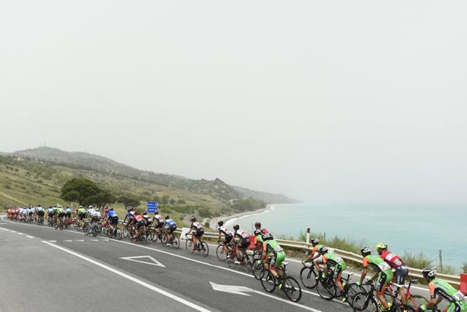 Il Giro saluta la Calabria con lo splendido mare della costa ionica ad accompagnare i primi chilometri della settima tappa. Lapresse